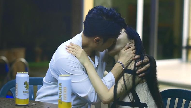 sex ngực căng Ngủ dậy giật mình khi thấy đồng nghiệp nữ làm chung công ty đang "cưỡi ngựa" trên con cặc của mình